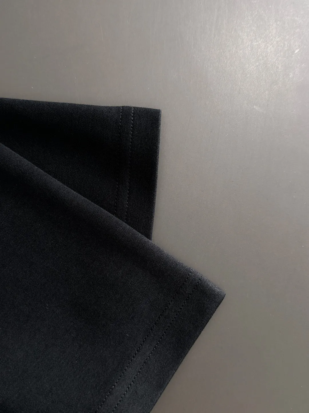 🅿️330 shipped next day. High version Stone Island/Stone Island 25ss spring and summer new high-definition T-shirt. Made with machines imported from Italy. It is truly the most luxurious and high-quality. It is a style that you can wear with your eyes closed. Combed and heavyweight fabrics. High-strength and heavy-weight fabrics feel full of weight when weighed. The upper body is also more textured than ordinary T-shirts and is not easy to deform. This texture can cope with the weather. It is sweat-absorbent and breathable, suitable for both hot and cold conditions! Perfectly produced with reference to the original stitch and stitch! The loose fit design is super noble. Custom-woven signature ribbed collar, cuffs, and hem. Really rare and rare goods Size: M-XXXL
